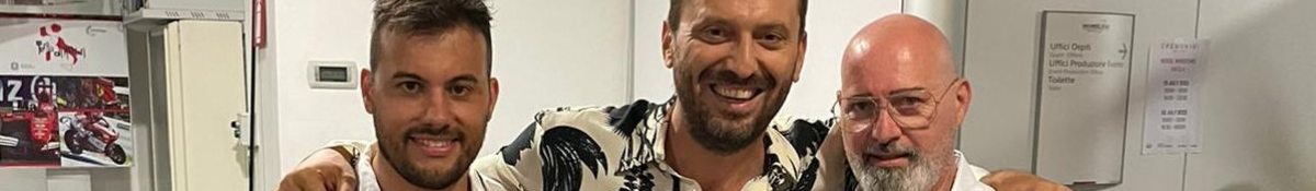 Cesare Cremonini lancia concorso 'piccante' su twitter: premio sedere più  bello